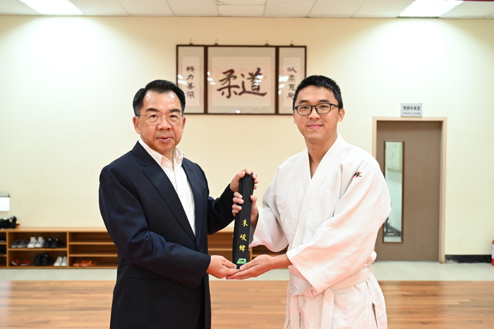 校長頒授學生柔道初段黑帶2