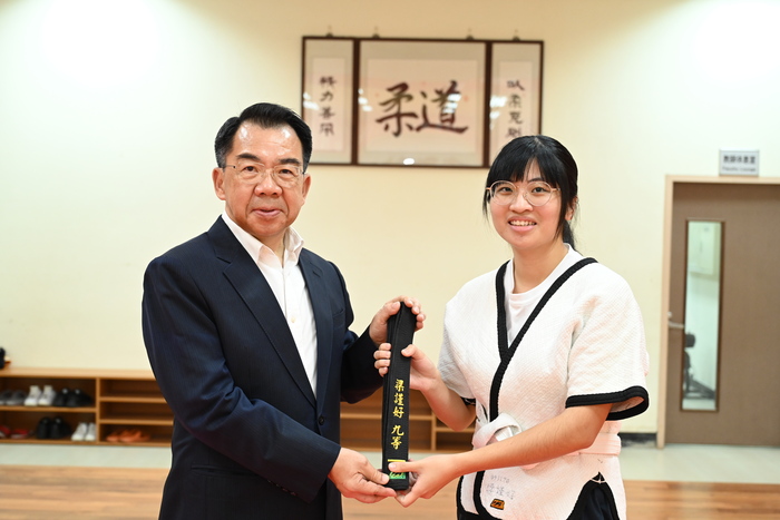 校長頒授學生摔角九等黑帶1