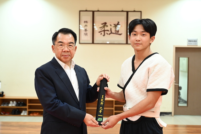 校長頒授學生摔角九等黑帶2