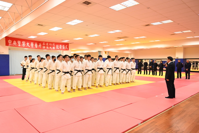 學生繫上黑帶聽取校長勉勵
