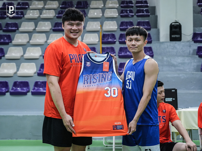 球星陳冠全贈送球衣給本次MVP88期1隊學生吳汶益