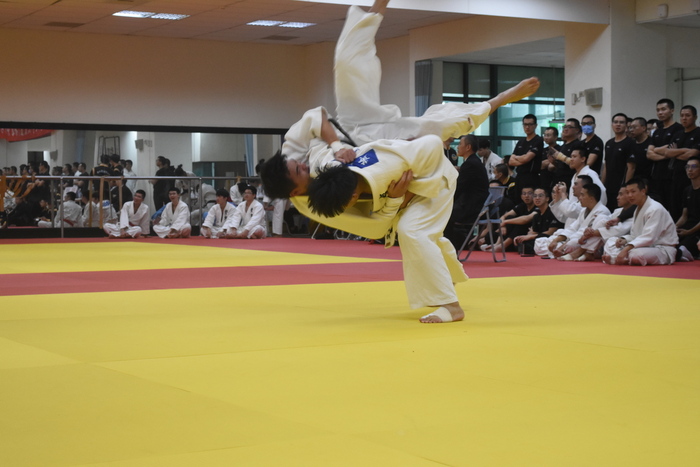 柔道比賽施術精彩畫面（大腰）