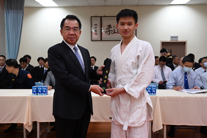 校長頒授晉升柔道初段學生黑帶