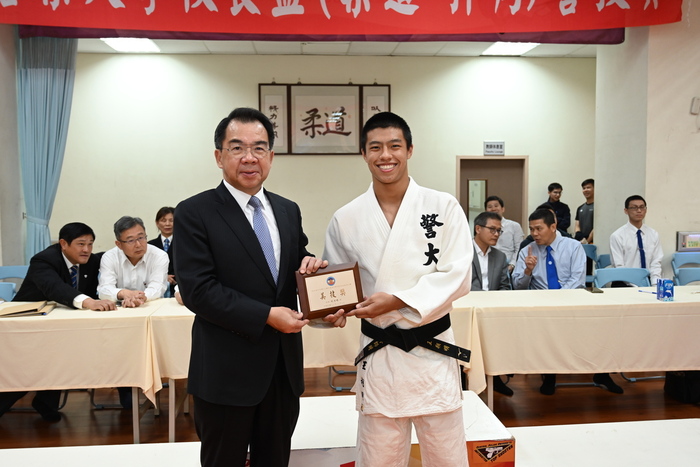 校長頒發美技獎牌給獲獎學生1