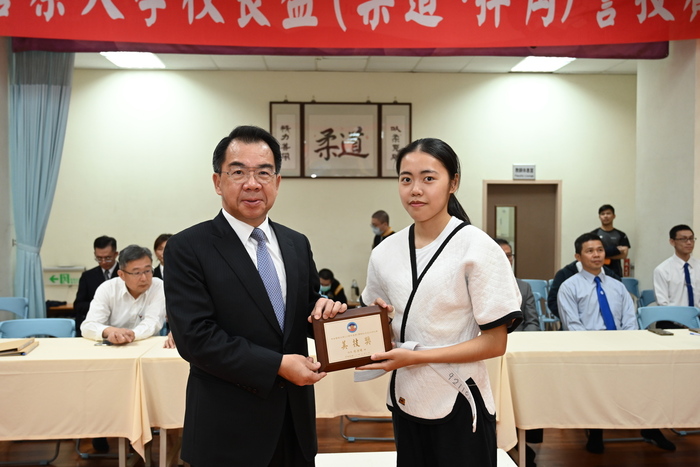 校長頒發美技獎牌給獲獎學生2