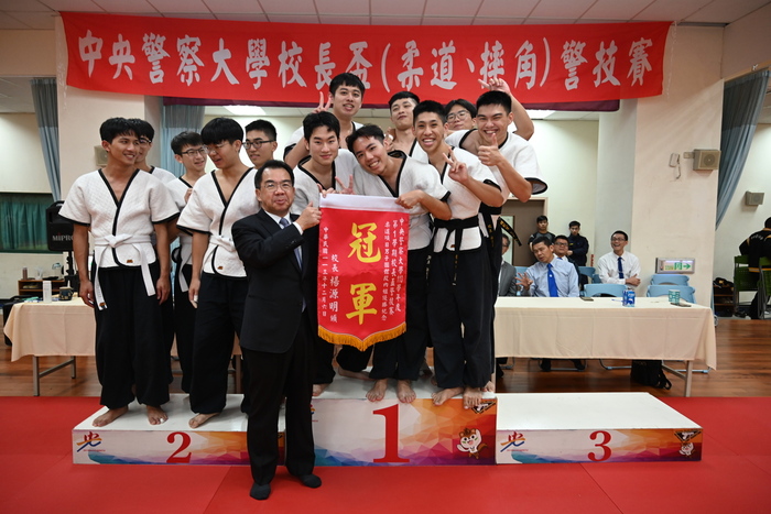 校長頒發摔角團體賽男子組冠、亞軍