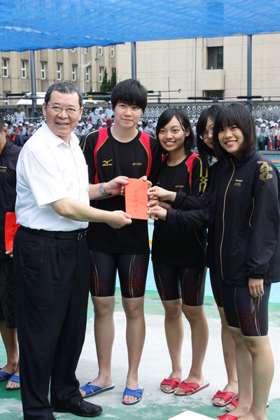 81-1女生200公尺自由式接力破全校紀錄
