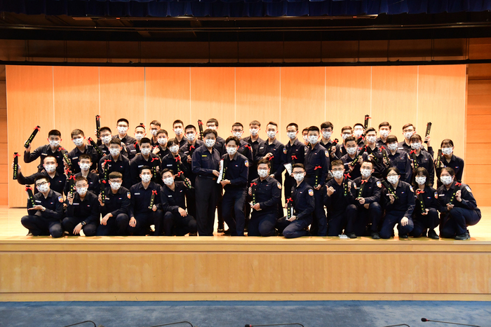 校長與87期1隊升段學生合照留念