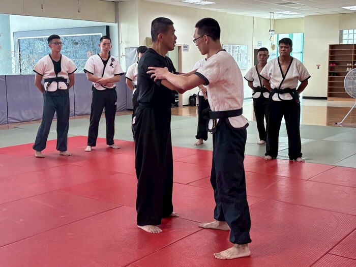 專任教官張閔智示範摔角教學進度