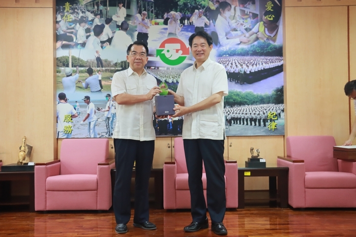 校長致贈紀念品予役政司沈司長