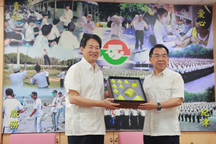 役政司沈司長致贈紀念品予校長