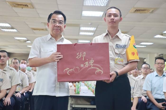 校長致贈蘋果禮盒(學員長代表受贈)