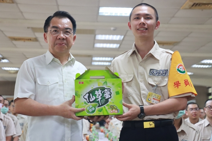 校長致贈仙草蜜(學員長代表受贈)