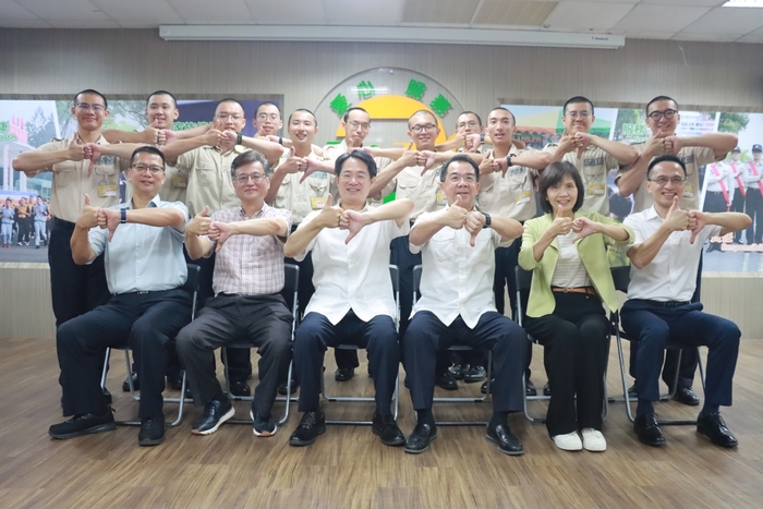 校長、本校師長及訓練班師長與役男合影1