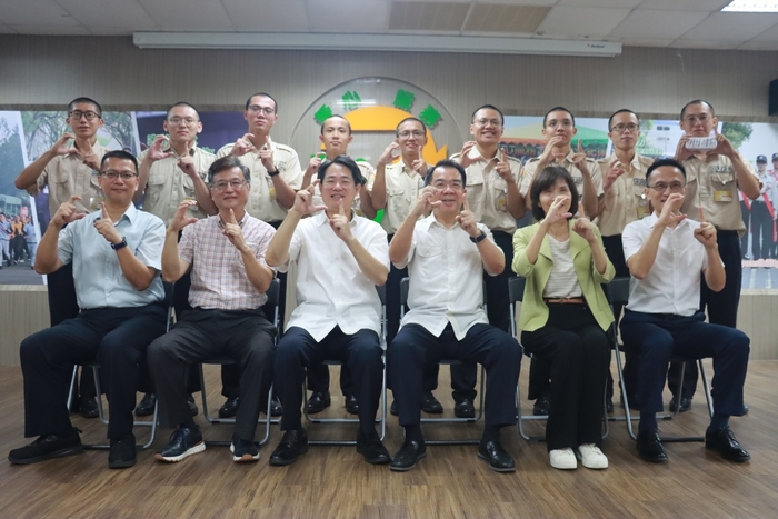 校長、本校師長及訓練班師長與役男合影3