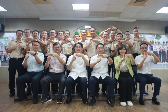 校長、本校師長及訓練班師長與役男合影4